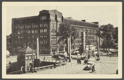 606399 Gezicht op de Catharijnebrug en het Jaarbeursgebouw aan het Vredenburg te Utrecht.